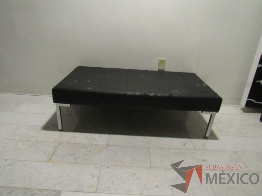Lote 078 - Mesa de centro con 4 patas metálicas y cubierta plastificada color negro - Imagen 2