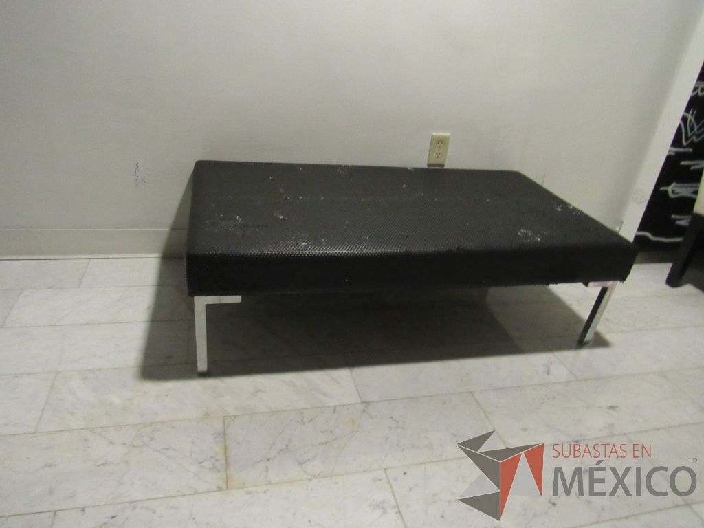 Lote 078 - Mesa de centro con 4 patas metálicas y cubierta plastificada color negro - Imagen 3