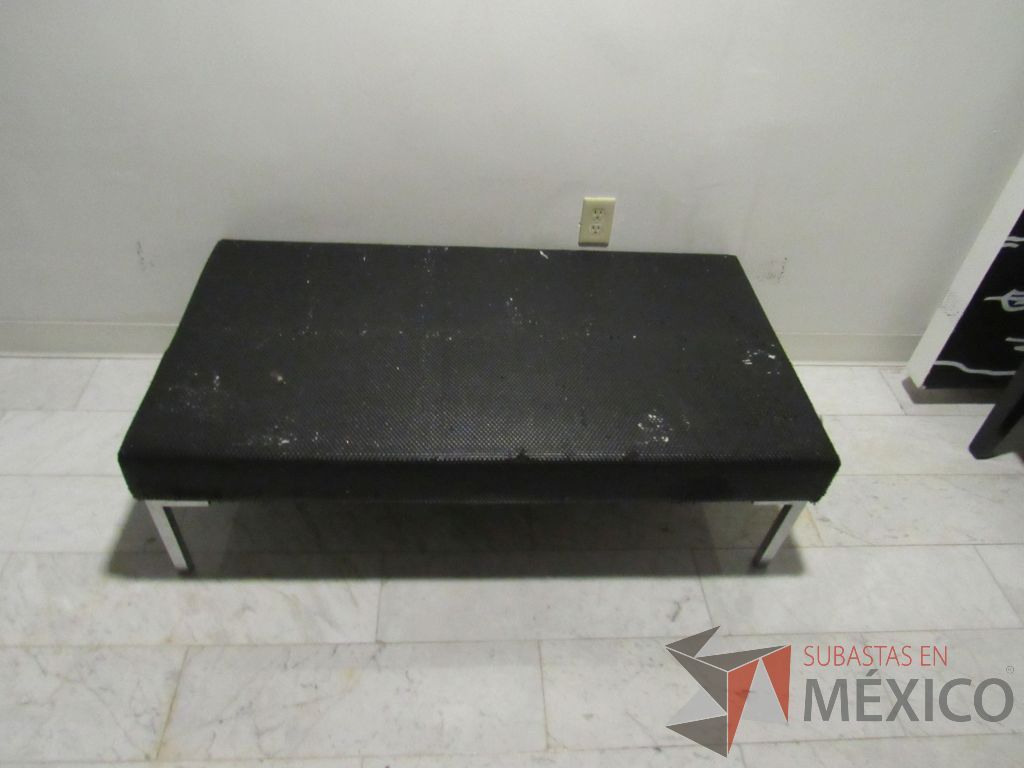 Lote 078 - Mesa de centro con 4 patas metálicas y cubierta plastificada color negro - Imagen 4