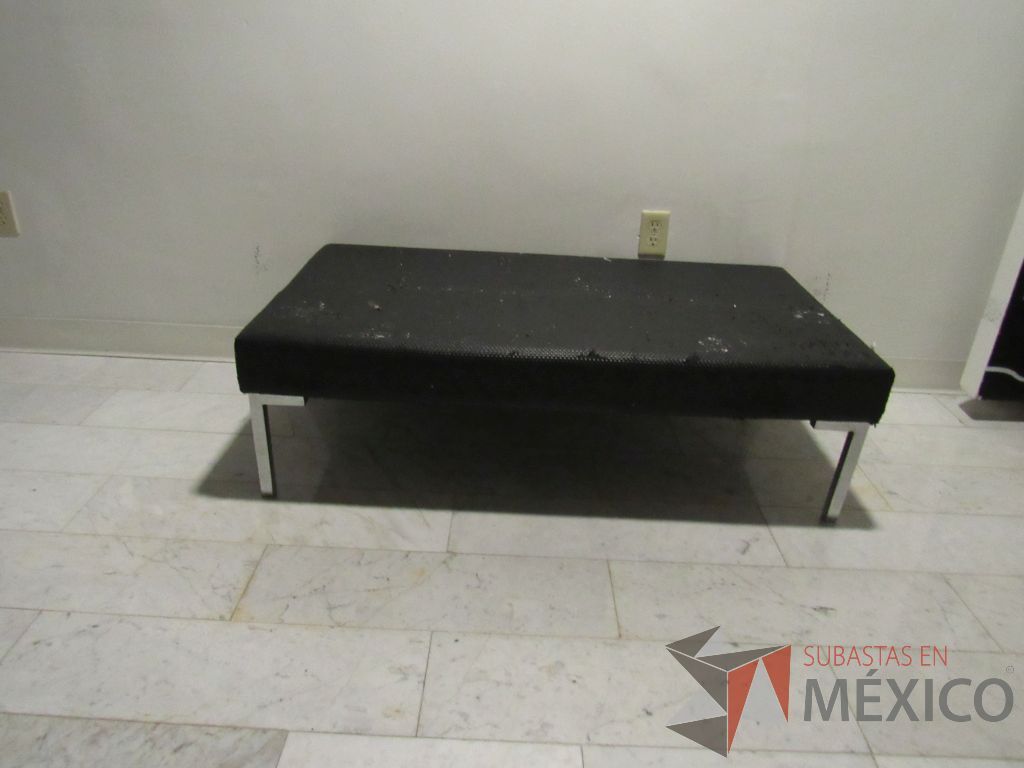 Lote 078 - Mesa de centro con 4 patas metálicas y cubierta plastificada color negro - Imagen 5