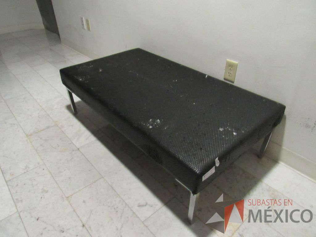 Lote 078 - Mesa de centro con 4 patas metálicas y cubierta plastificada color negro - Imagen 6