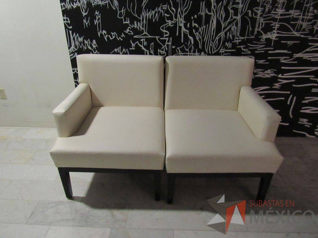 Lote 079 - 2 Sillones de 2 plazas en 2 piezas tipo piel color beige - Imagen 2