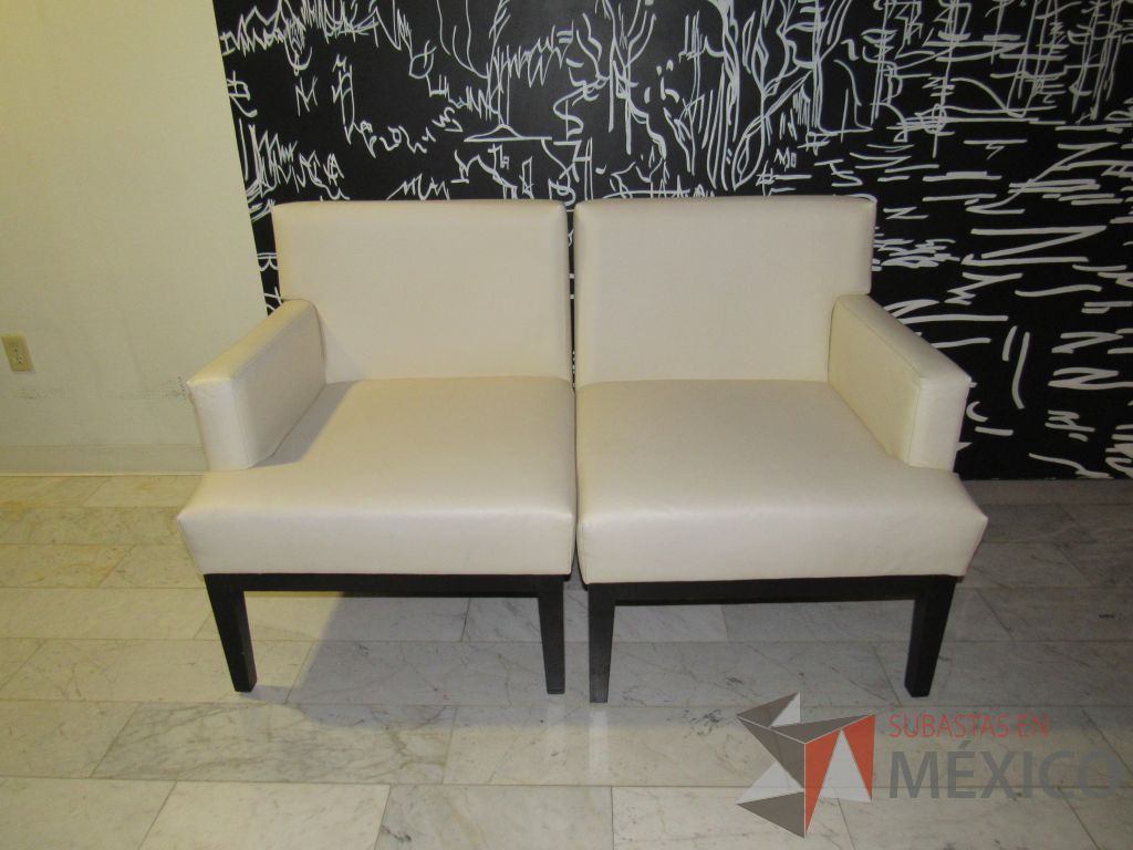 Lote 079 - 2 Sillones de 2 plazas en 2 piezas tipo piel color beige