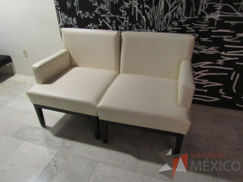 Lote 079 - 2 Sillones de 2 plazas en 2 piezas tipo piel color beige - Imagen 4