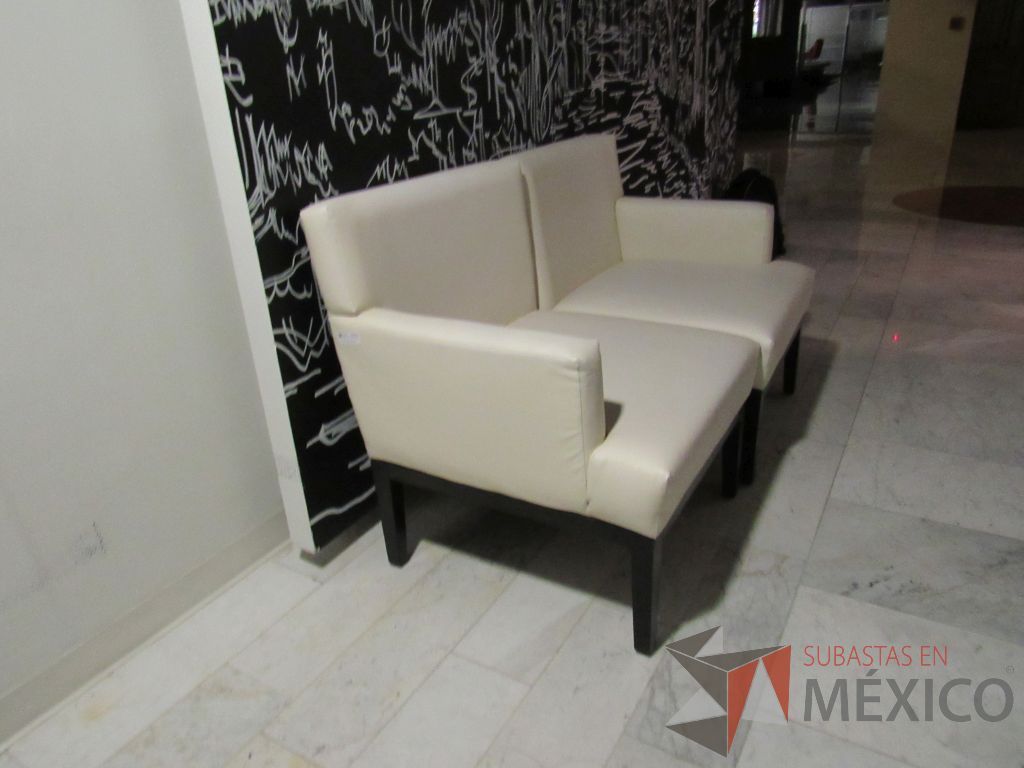 Lote 079 - 2 Sillones de 2 plazas en 2 piezas tipo piel color beige - Imagen 5