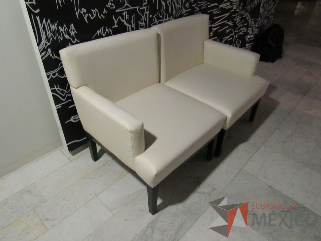 Lote 079 - 2 Sillones de 2 plazas en 2 piezas tipo piel color beige - Imagen 6