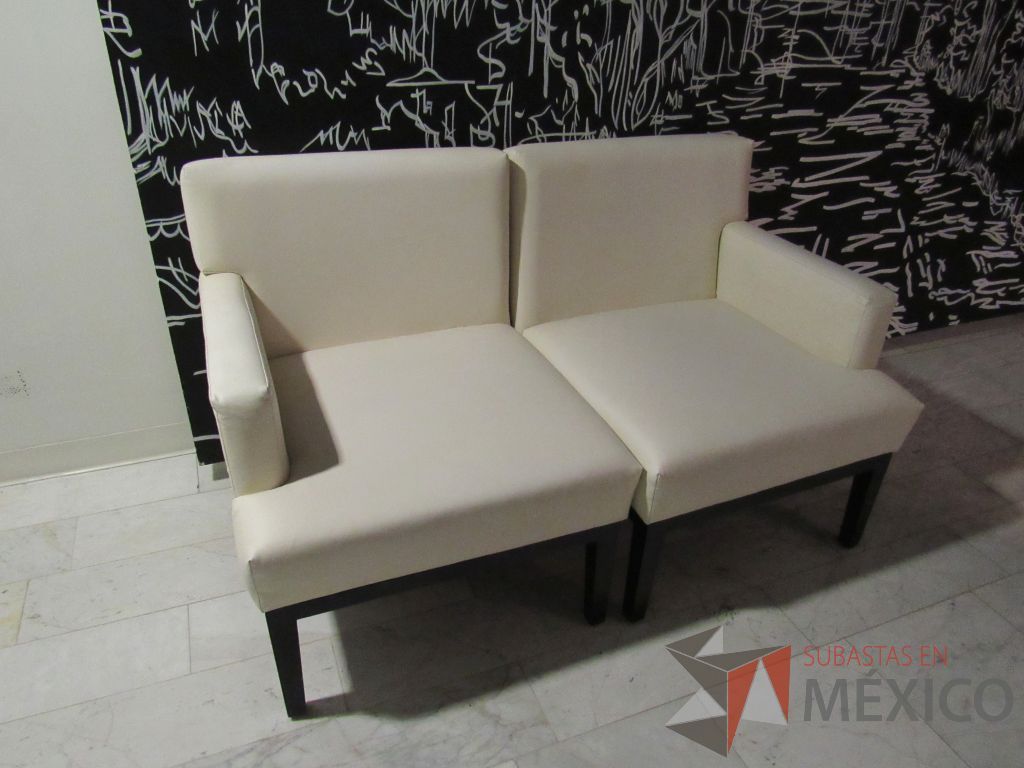 Lote 079 - 2 Sillones de 2 plazas en 2 piezas tipo piel color beige - Imagen 7