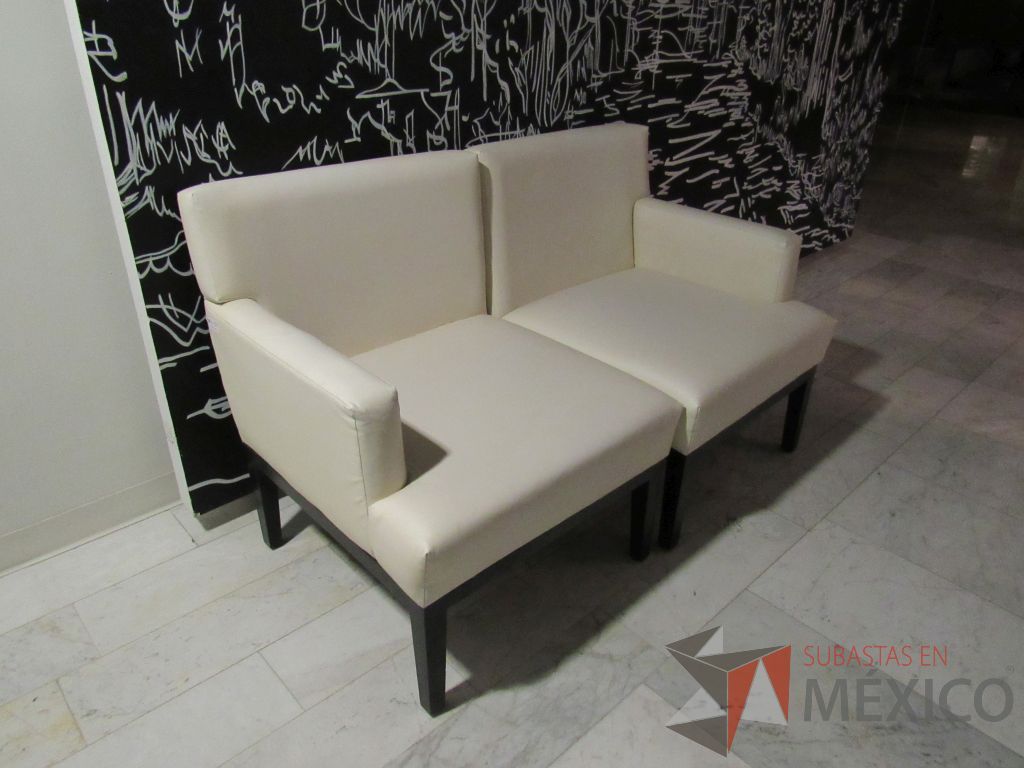Lote 079 - 2 Sillones de 2 plazas en 2 piezas tipo piel color beige - Imagen 8