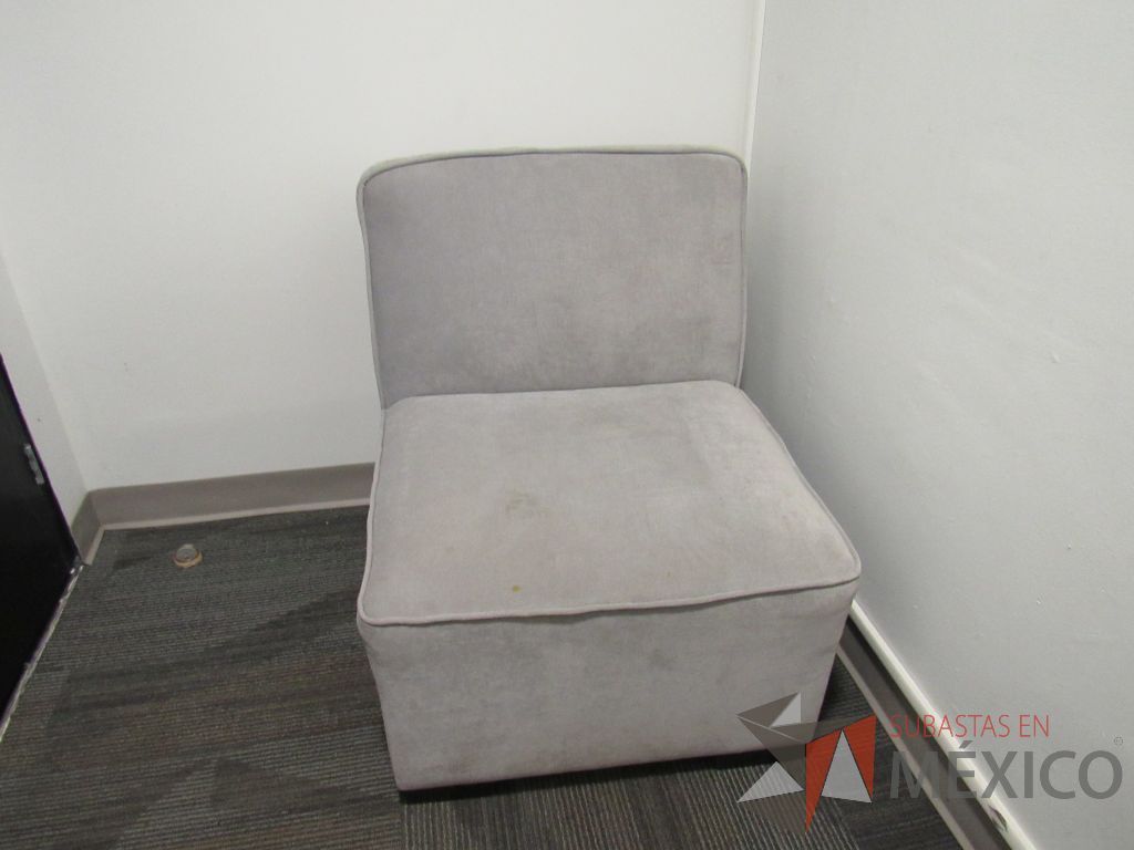 Lote 127 - Sillón de 1 plaza con asiento y respaldo en tela color gris