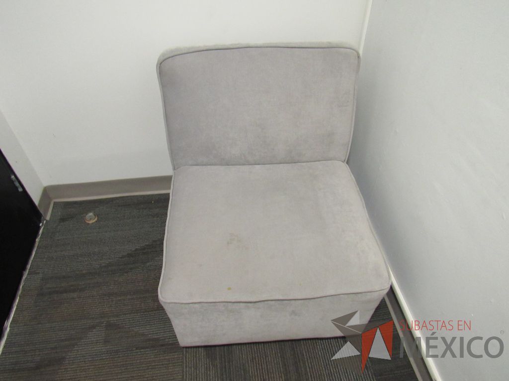 Lote 127 - Sillón de 1 plaza con asiento y respaldo en tela color gris - Imagen 2