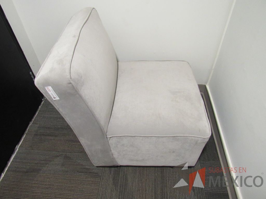 Lote 127 - Sillón de 1 plaza con asiento y respaldo en tela color gris - Imagen 4