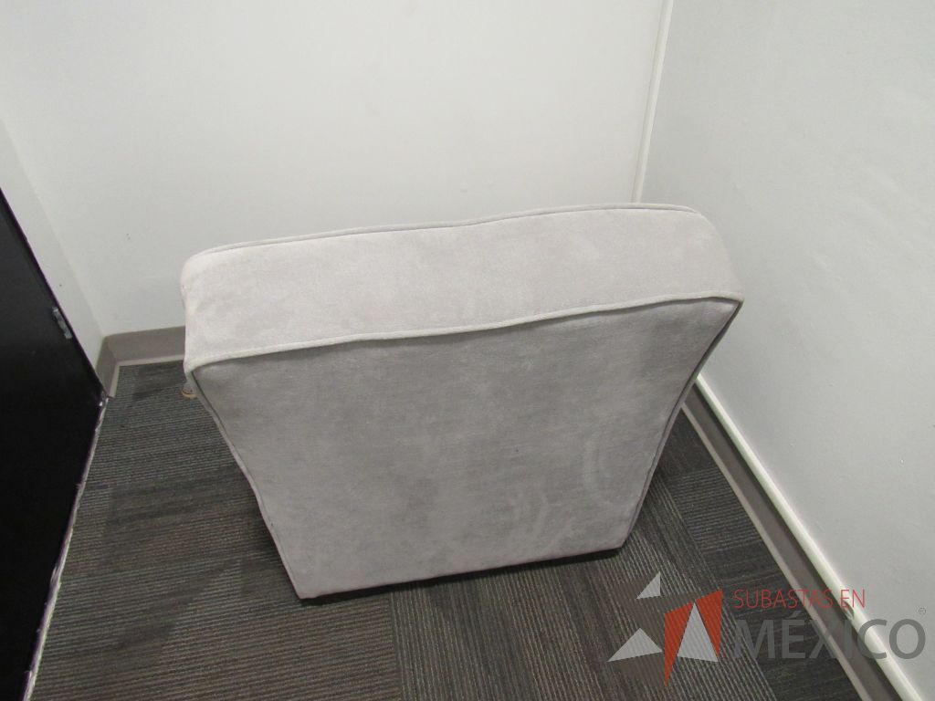 Lote 127 - Sillón de 1 plaza con asiento y respaldo en tela color gris - Imagen 6