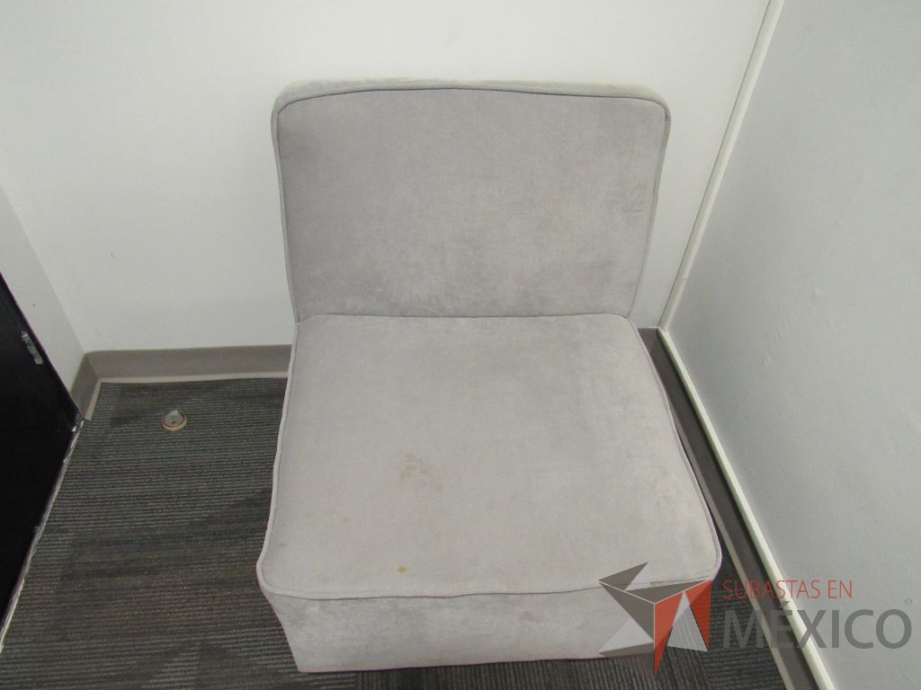 Lote 127 - Sillón de 1 plaza con asiento y respaldo en tela color gris - Imagen 7