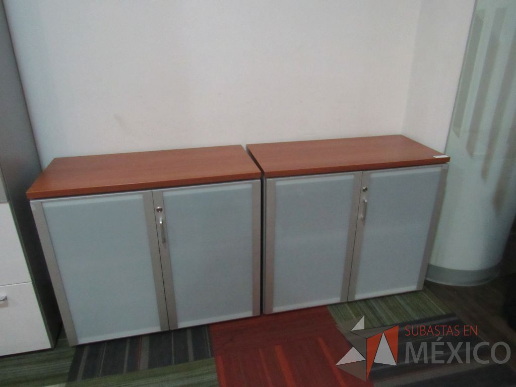 Lote 083 - 2 Gabinetes de 2 puertas con 1 entrepaño y cubierta color cafe - Imagen 2