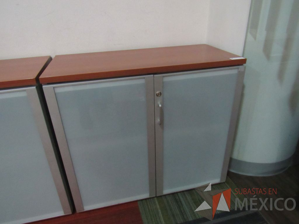 Lote 083 - 2 Gabinetes de 2 puertas con 1 entrepaño y cubierta color cafe - Imagen 3