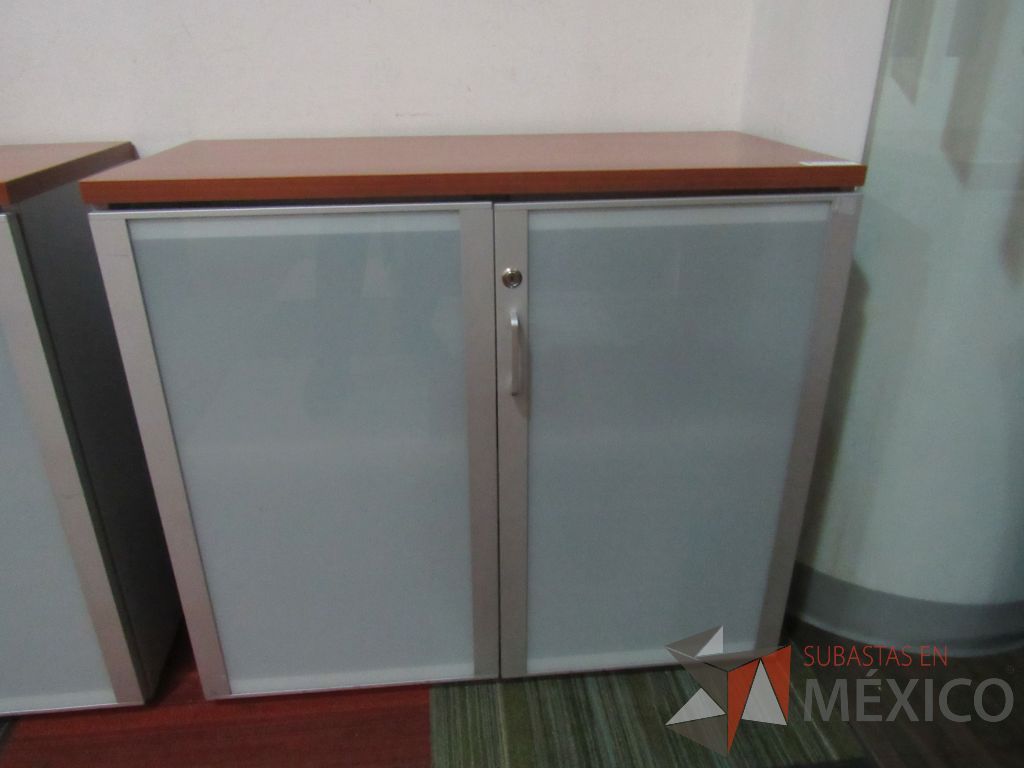 Lote 083 - 2 Gabinetes de 2 puertas con 1 entrepaño y cubierta color cafe - Imagen 4