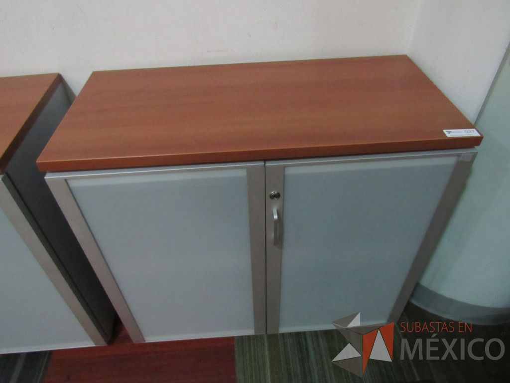 Lote 083 - 2 Gabinetes de 2 puertas con 1 entrepaño y cubierta color cafe