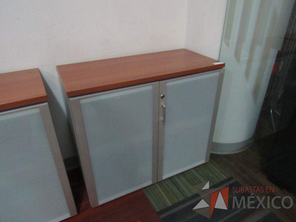Lote 083 - 2 Gabinetes de 2 puertas con 1 entrepaño y cubierta color cafe - Imagen 5