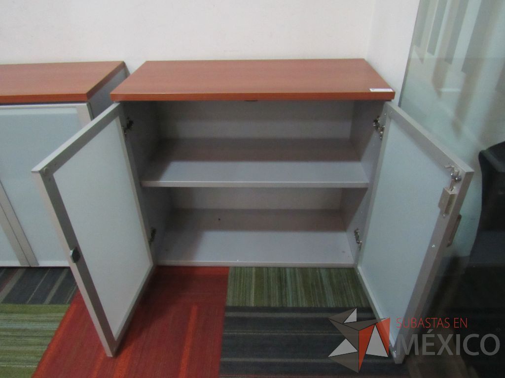 Lote 083 - 2 Gabinetes de 2 puertas con 1 entrepaño y cubierta color cafe - Imagen 6