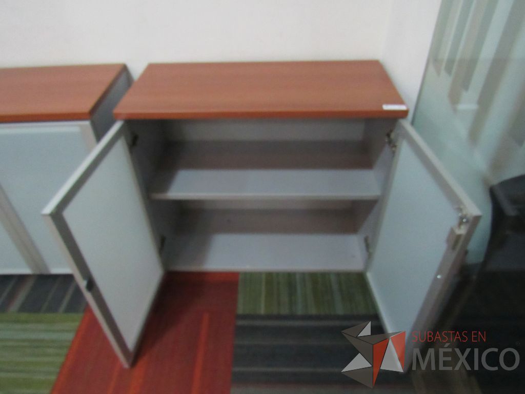 Lote 083 - 2 Gabinetes de 2 puertas con 1 entrepaño y cubierta color cafe - Imagen 7