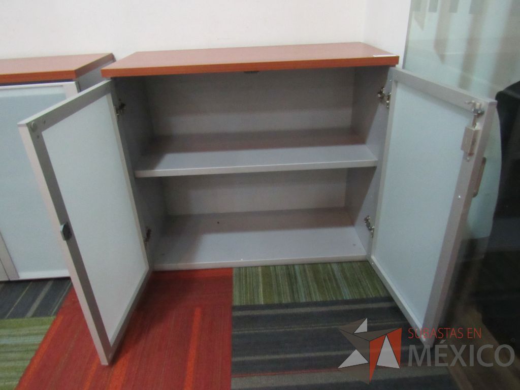 Lote 083 - 2 Gabinetes de 2 puertas con 1 entrepaño y cubierta color cafe - Imagen 8