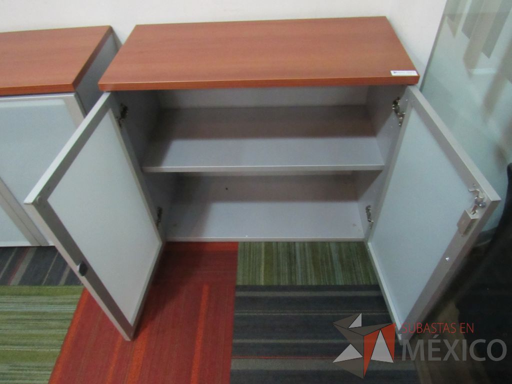 Lote 083 - 2 Gabinetes de 2 puertas con 1 entrepaño y cubierta color cafe - Imagen 9