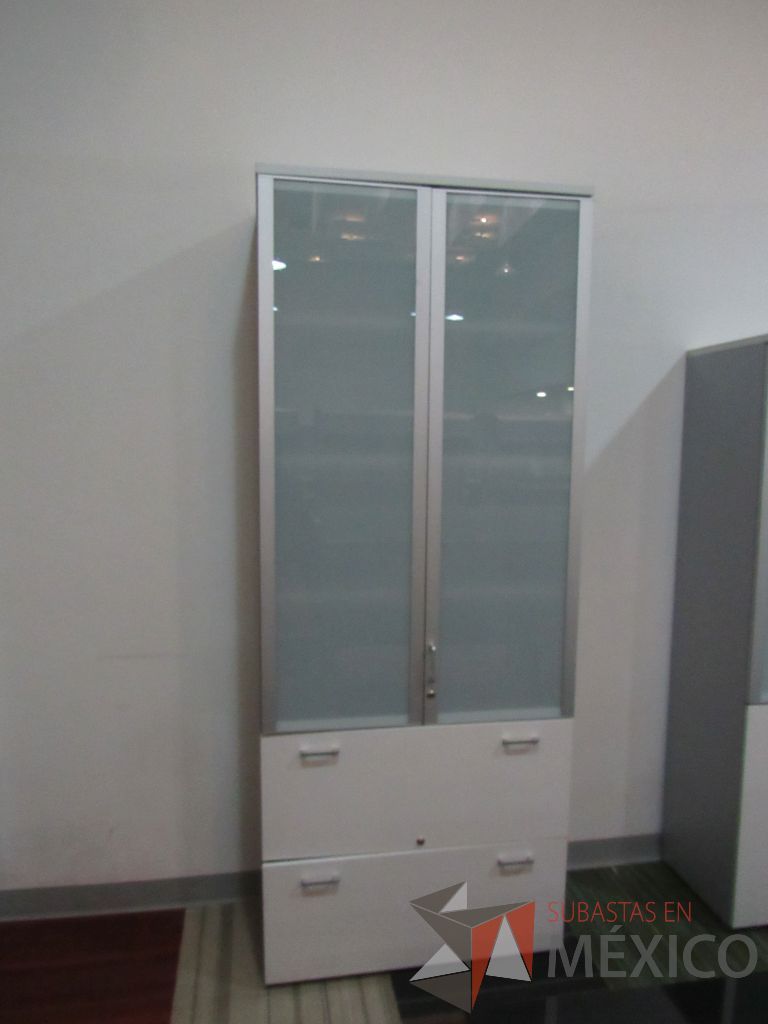 Lote 084 - 2 Gabinetes altos con 2 puertas, 2 cajones con tapas color blanco y 3 entrepaño - Imagen 3