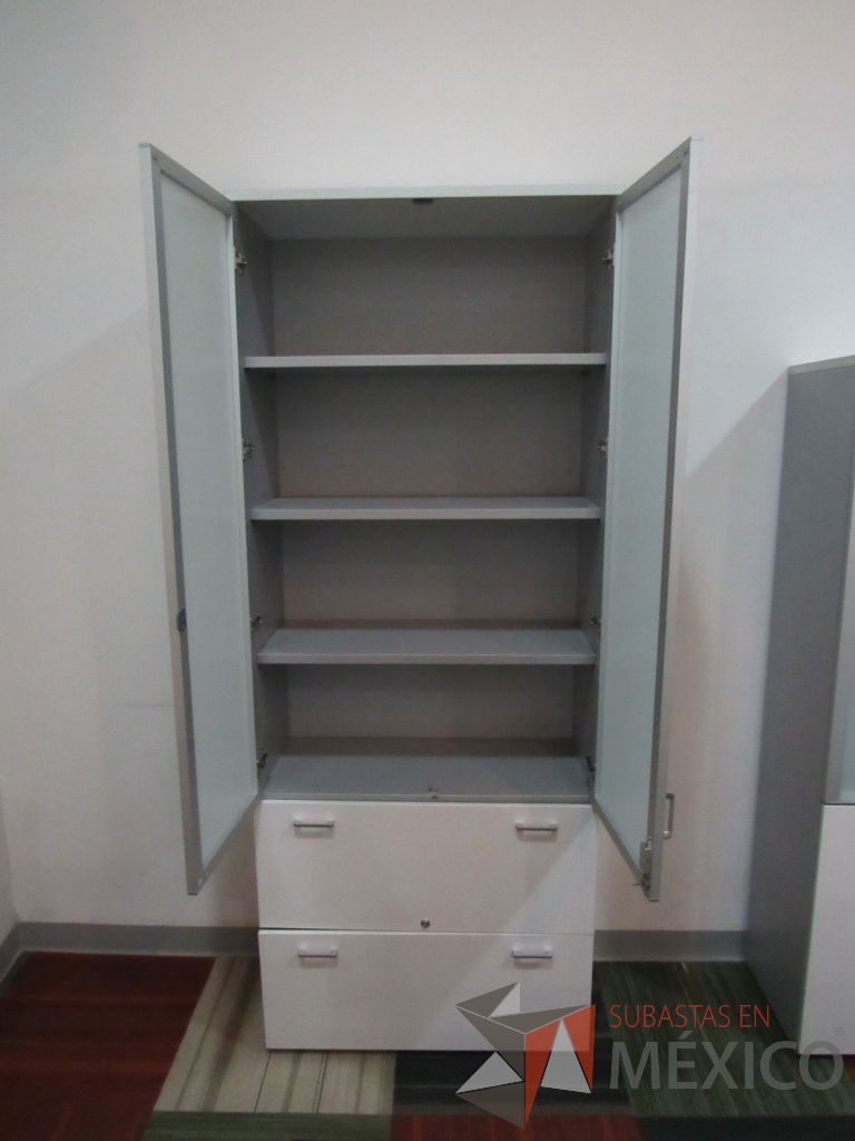 Lote 084 - 2 Gabinetes altos con 2 puertas, 2 cajones con tapas color blanco y 3 entrepaño - Imagen 4