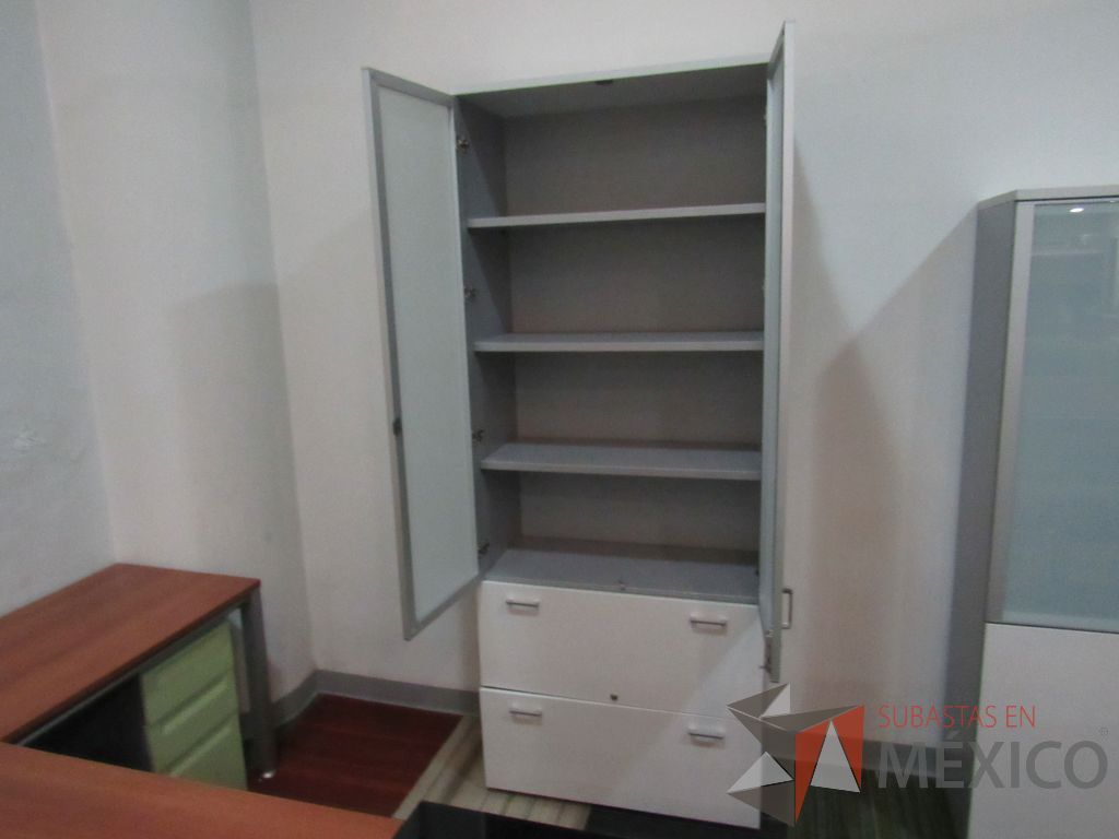 Lote 084 - 2 Gabinetes altos con 2 puertas, 2 cajones con tapas color blanco y 3 entrepaño - Imagen 5