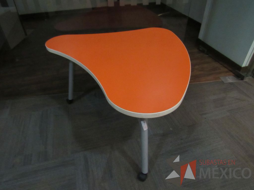 Lote 144 - 2 Mesas de trabajo con terminación circular, 3 patas metálicas, ruedas y cubierta color naranja