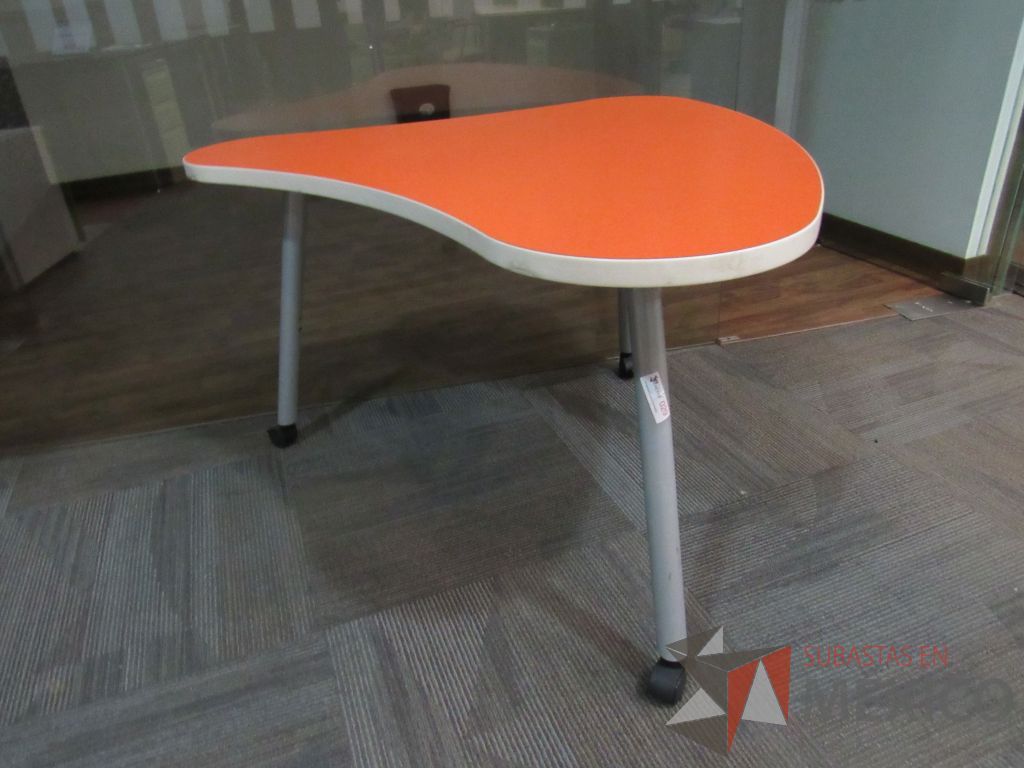 Lote 144 - 2 Mesas de trabajo con terminación circular, 3 patas metálicas, ruedas y cubierta color naranja - Imagen 3