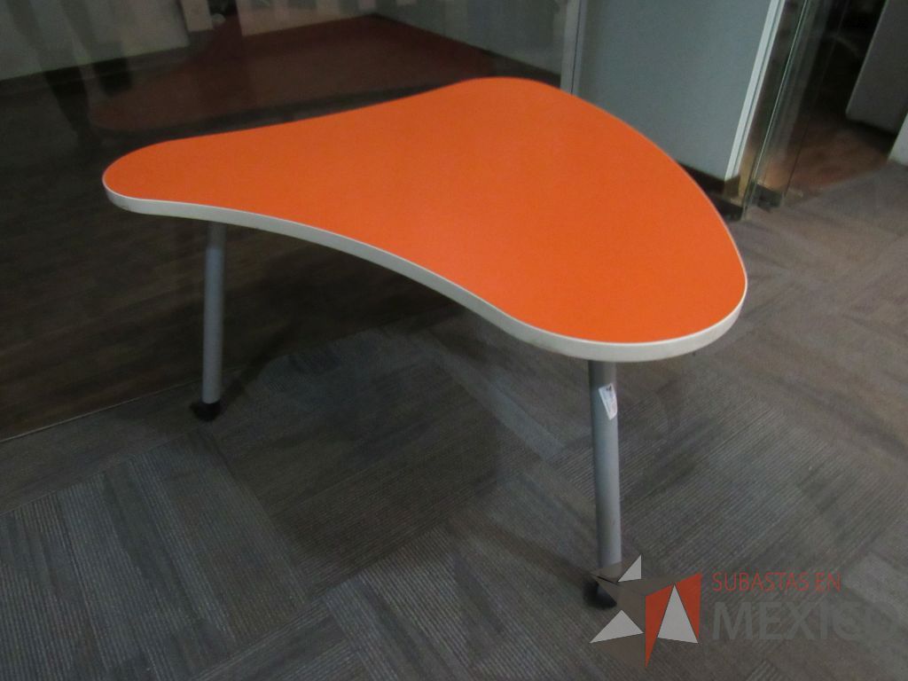 Lote 144 - 2 Mesas de trabajo con terminación circular, 3 patas metálicas, ruedas y cubierta color naranja - Imagen 4