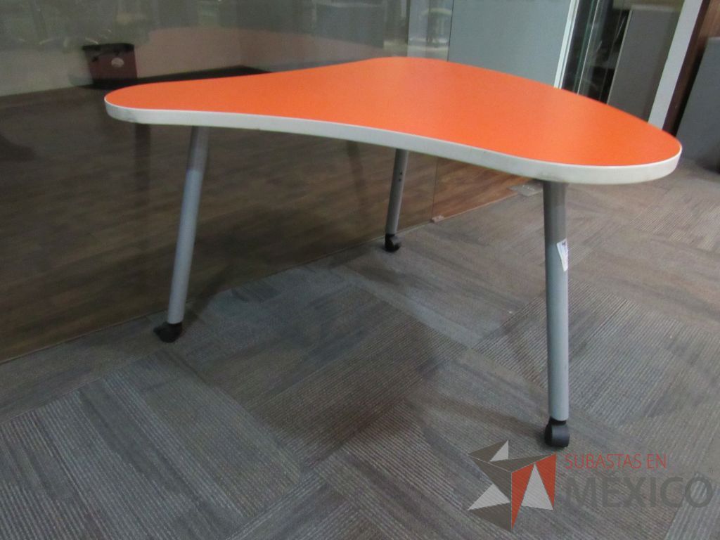 Lote 142 - Mesa de trabajo con terminación circular, 3 patas metálicas, ruedas y cubierta color naranja - Imagen 5