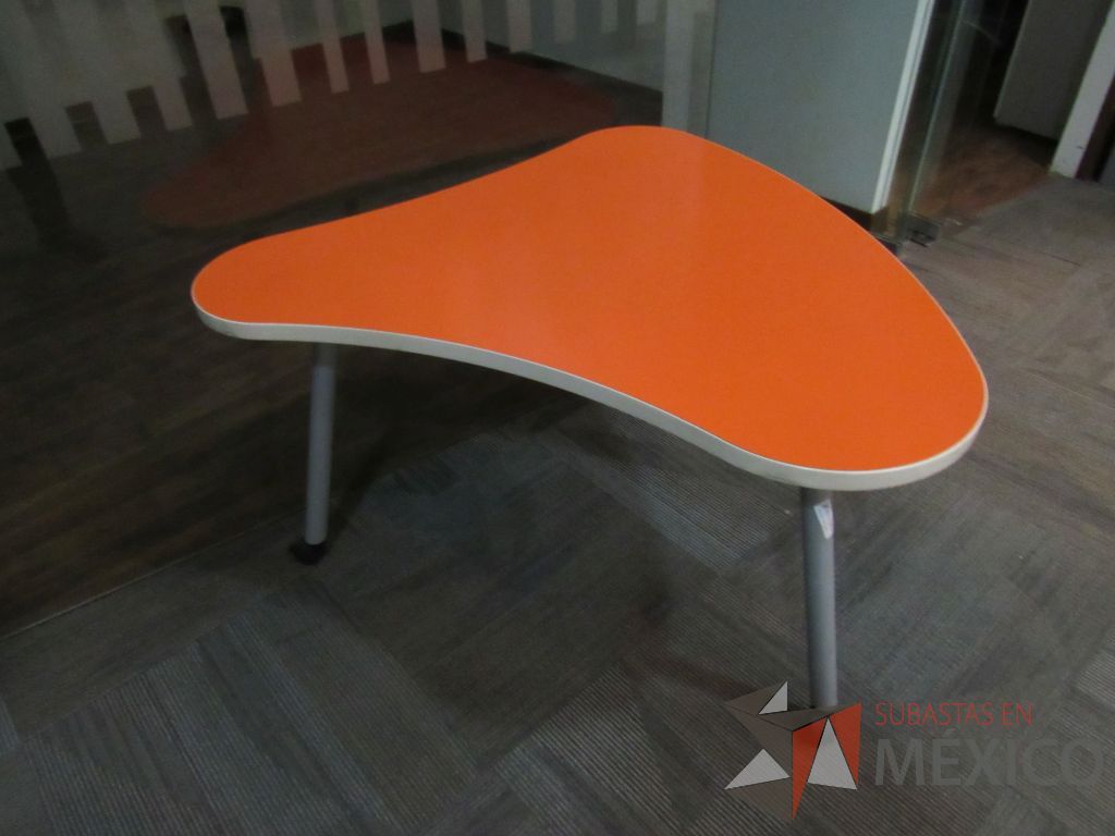 Lote 129 - Mesa de trabajo con terminación circular, 3 patas metálicas, ruedas y cubierta color naranja - Imagen 6