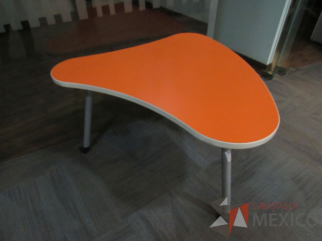 Lote 129 - Mesa de trabajo con terminación circular, 3 patas metálicas, ruedas y cubierta color naranja - Imagen 7