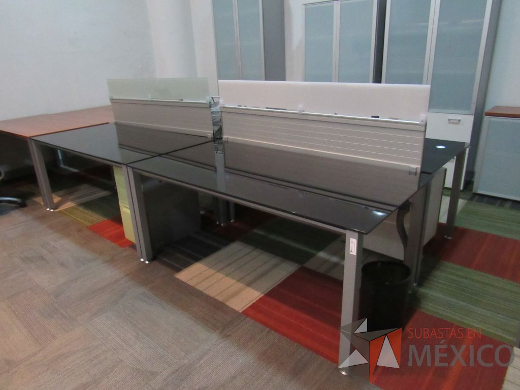 Lote 086a - Estación de trabajo para 4 personas con base metálica, mampara metálica y cubierta de vidrio color negro