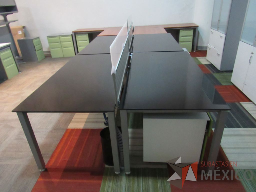 Lote 086a - Estación de trabajo para 4 personas con base metálica, mampara metálica y cubierta de vidrio color negro - Imagen 10