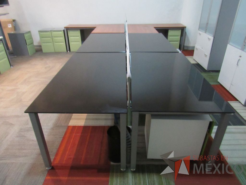Lote 086a - Estación de trabajo para 4 personas con base metálica, mampara metálica y cubierta de vidrio color negro - Imagen 11