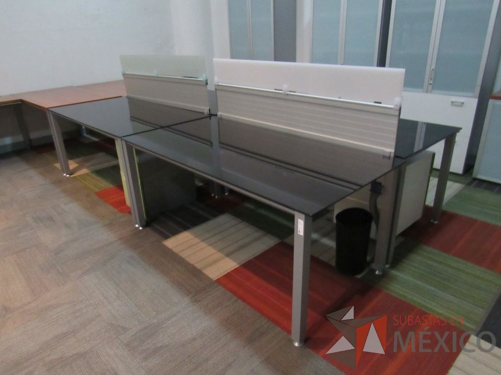 Lote 086a - Estación de trabajo para 4 personas con base metálica, mampara metálica y cubierta de vidrio color negro - Imagen 14