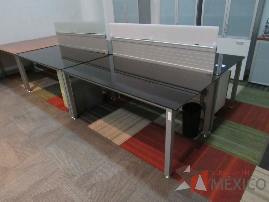 Lote 086a - Estación de trabajo para 4 personas con base metálica, mampara metálica y cubierta de vidrio color negro - Imagen 17