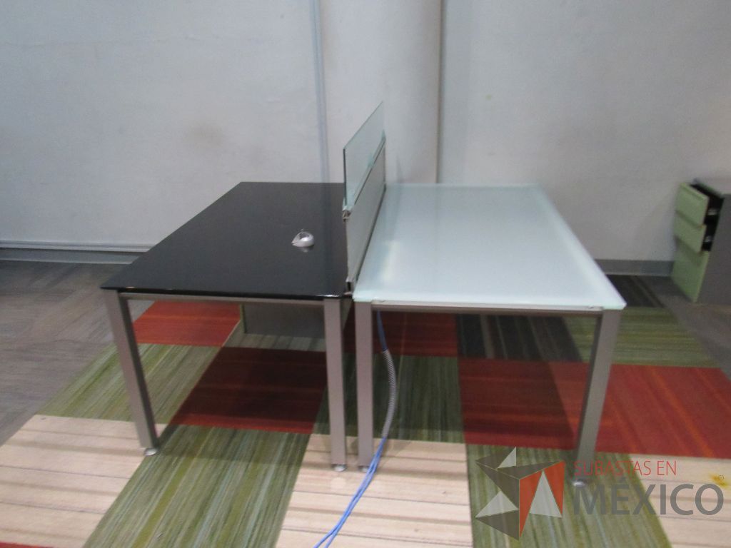 Lote 091 - Estación de trabajo para 2 personas con mampara y 2 Archiveros verticales de 2 cajones color blanco