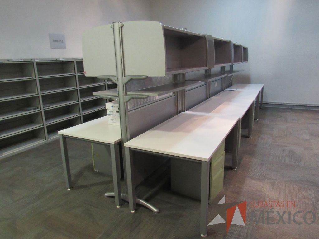 Lote 212b -Estación de trabajo para 2 personas con 2 gavetas, archivero metálico, 2 repisas y cubiertas color blanco - Imagen 3