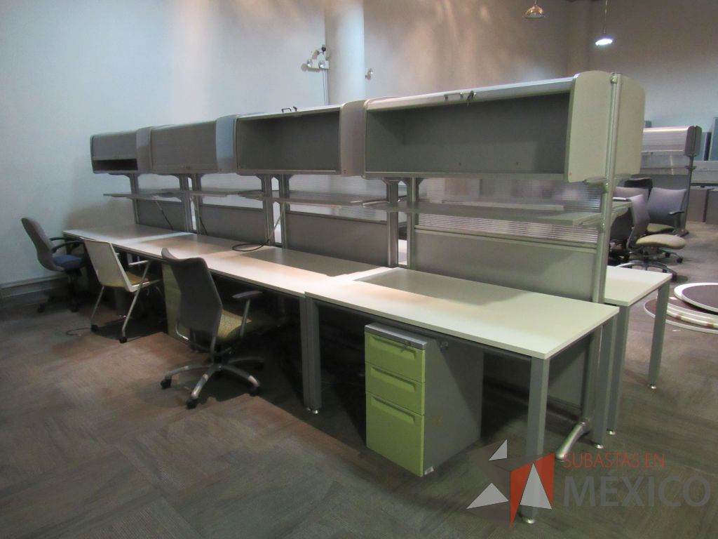 Lote 212b -Estación de trabajo para 2 personas con 2 gavetas, archivero metálico, 2 repisas y cubiertas color blanco - Imagen 4