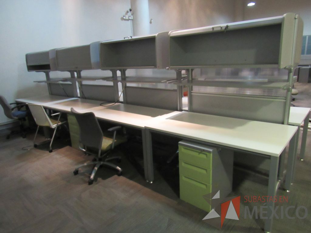 Lote 212b -Estación de trabajo para 2 personas con 2 gavetas, archivero metálico, 2 repisas y cubiertas color blanco - Imagen 5