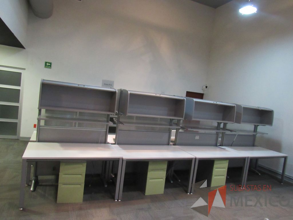 Lote 212b -Estación de trabajo para 2 personas con 2 gavetas, archivero metálico, 2 repisas y cubiertas color blanco - Imagen 6