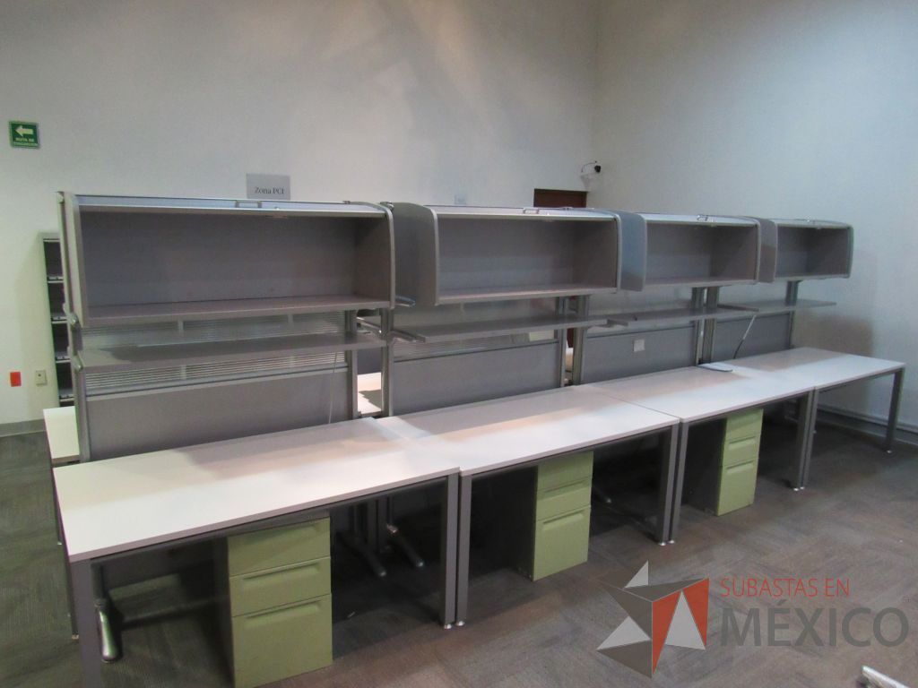 Lote 212b -Estación de trabajo para 2 personas con 2 gavetas, archivero metálico, 2 repisas y cubiertas color blanco - Imagen 7