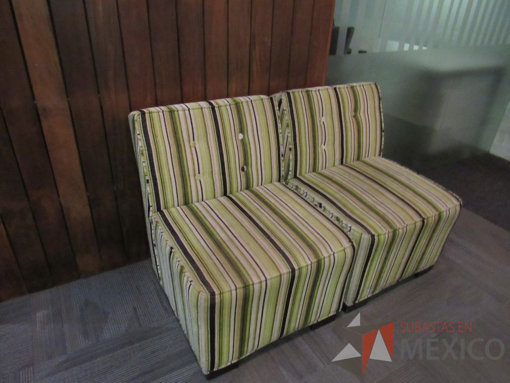Lote 019 - Sillón de 1 plaza con asiento y respaldo en tela rayada color verde