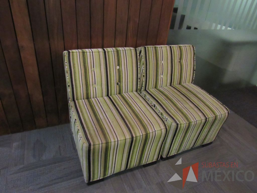 Lote 019 - Sillón de 1 plaza con asiento y respaldo en tela rayada color verde - Imagen 2