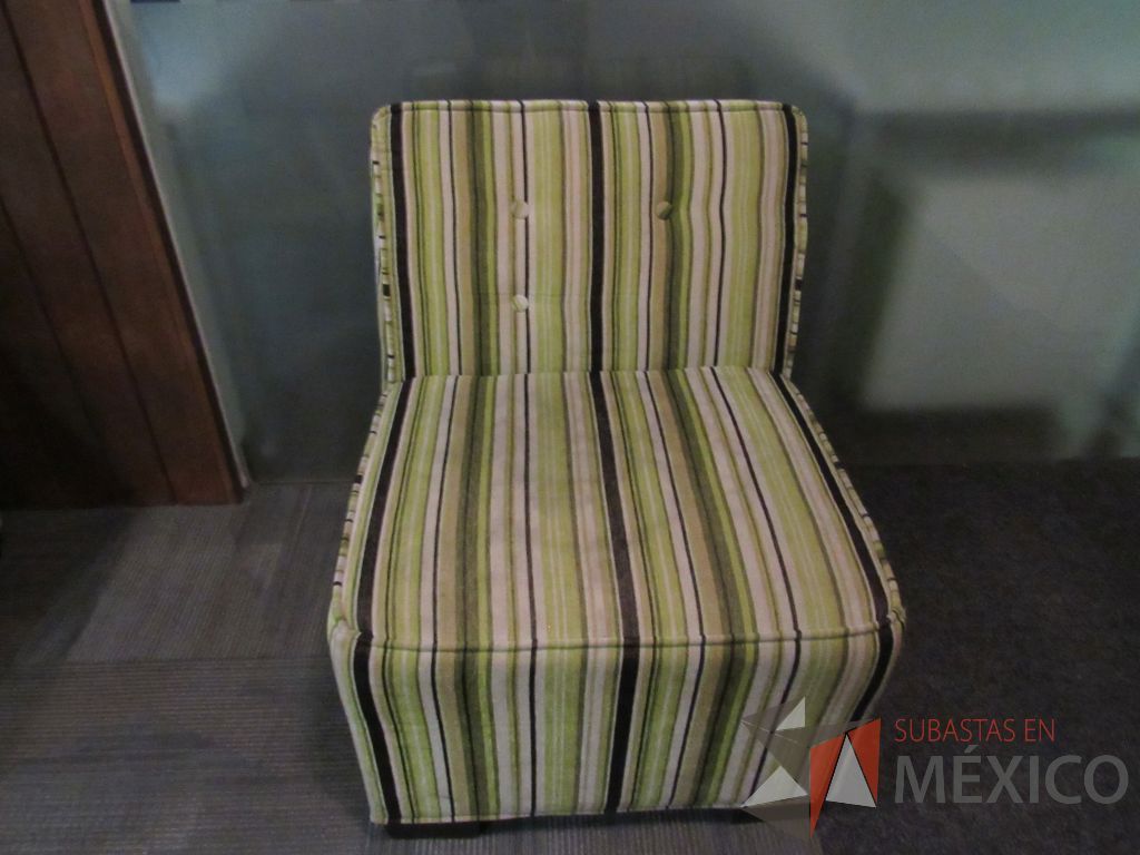 Lote 019 - Sillón de 1 plaza con asiento y respaldo en tela rayada color verde - Imagen 3
