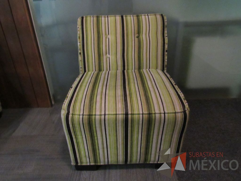 Lote 019 - Sillón de 1 plaza con asiento y respaldo en tela rayada color verde - Imagen 4